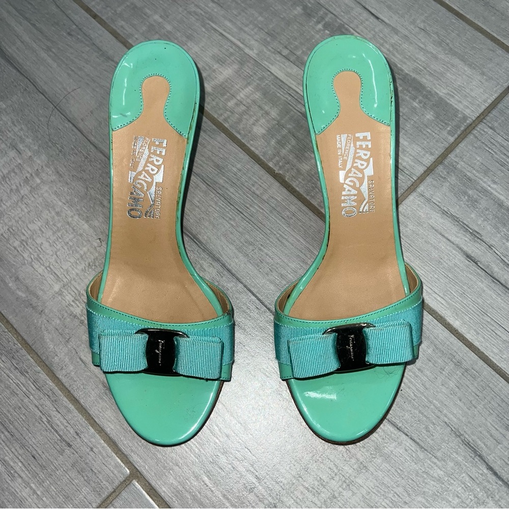 Authentic SALVATORE FERRAGAMO Vara Bow Accent Patent Leather Sandal Kitten Heels